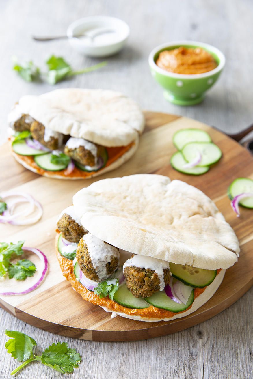 Pitas falafels et sauce mouhamara